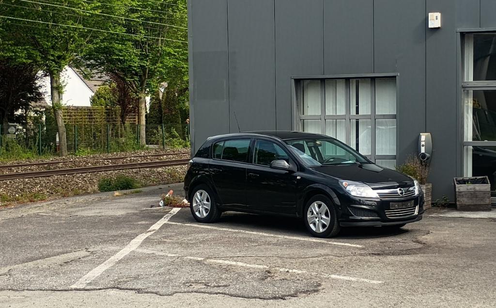 Opel Astra 1.6 Benzine (2012) – Euro 5 – Trekhaak – Gekeurd, Auto's, Voorwielaandrijving, Euro 5, Stof, 1250 kg