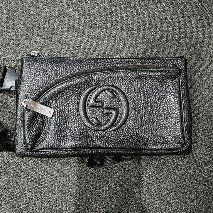 Gucci Crossbody/Zijtas – Zwart, Bijoux, Sacs & Beauté, Porte-monnaie & Portefeuilles, Comme neuf, Autres marques, Noir, Cuir, Enlèvement ou Envoi