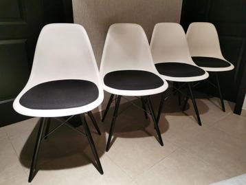 Set van 4 VITRA EAMES DSW-stoelen  beschikbaar voor biedingen