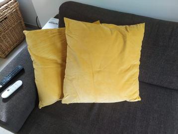 2 coussins en velours jaune ocre Ikea
