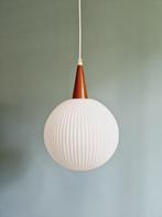 Suspension scandinave en teck et verre opaline blanc, 1960, Enlèvement ou Envoi