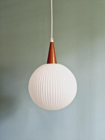 Suspension scandinave en teck et verre satiné blanc, 1960