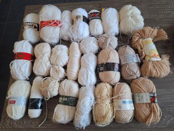 Diverse witte/beige wol (resten en nieuw) beschikbaar voor biedingen