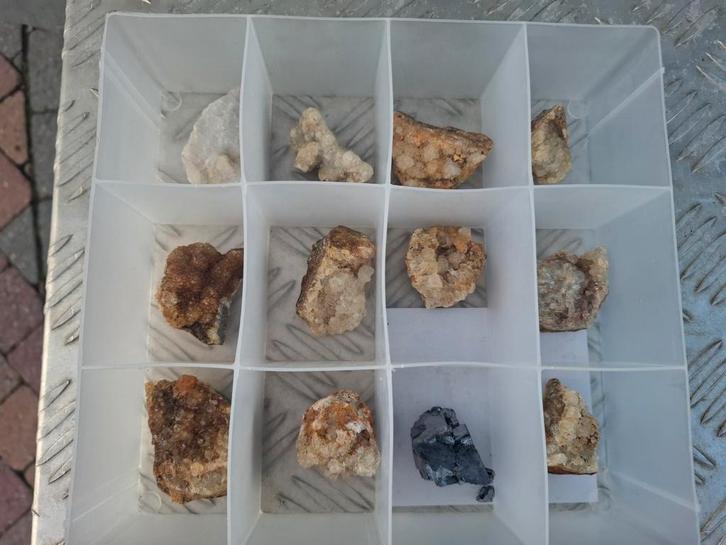 12 stuks steentjes met kleine kristallen! Opruiming koopje, Verzamelen, Mineralen en Fossielen, Ophalen