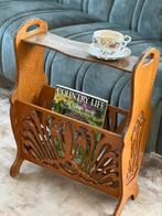 Elegant Vintage Tijdschriftenrek met Sierlijke Uitsnijdingen, Huis en Inrichting, Woonaccessoires | Krantenbakken en Lectuurbakken