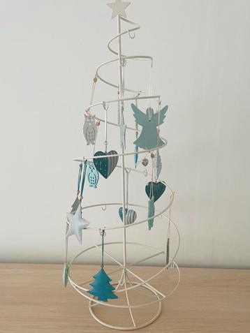 Moderne kerstboom beschikbaar voor biedingen