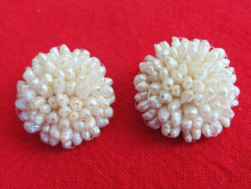 Vintage zoetwater rijst parel cluster bloem clipoorbellen 60, Handtassen en Accessoires, Antieke sieraden, Oorbellen, Ophalen of Verzenden