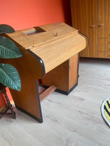 Leuke vintage afsluitbare bureau beschikbaar voor biedingen