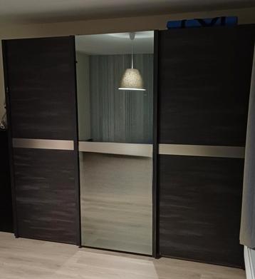 Ruime 3-deurs schuifkleerkast + commode beschikbaar voor biedingen