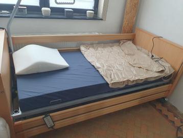 Lit medicale avec matelas anti escarre et coussin medicale, Diversen, Ophalen, Zo goed als nieuw