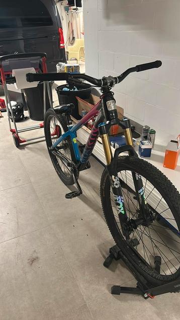 Dirtjumper beschikbaar voor biedingen