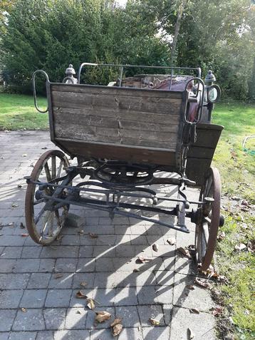 Oude houten koets beschikbaar voor biedingen