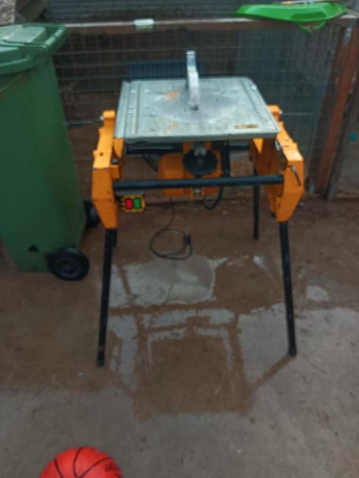 Dewalt Flip over zaagmachine professionele machine, Doe-het-zelf en Bouw, Gereedschap | Zaagmachines, Ophalen