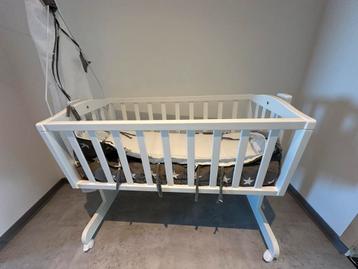 Complete set bestaande uit een wieg, matras, kussen beschikbaar voor biedingen