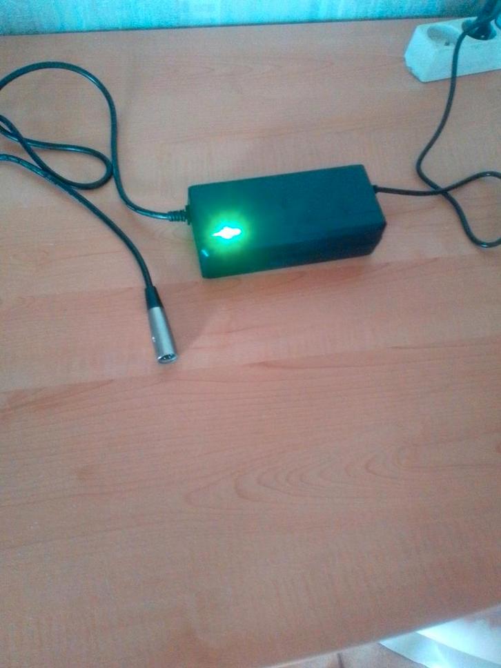 Batterij lader Gazelle 36V / 42V - 3A 4pin BSC42003000, Fietsen en Brommers, Fietsaccessoires | Fietsaccu's, Ophalen