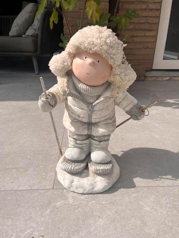 Schattig stenen sneeuwmannetje beschikbaar voor biedingen