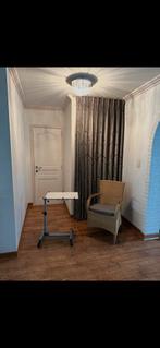 Stoel met kussen en tafeltje eettafel leestafel, Ophalen