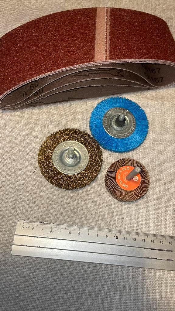 Lot neuves : 3 brosses ponçage (ENG) + 1 bande abrasive, Bricolage & Construction, Outillage | Meuleuses, Neuf, Enlèvement ou Envoi