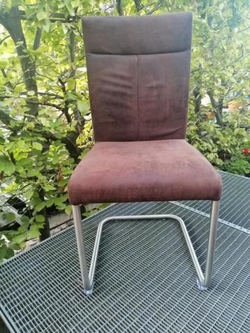 4 bruine eetkamerstoelen beschikbaar voor biedingen