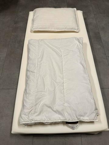 Matelas plastifié 60x120 pour lit bébé + Couette + Coussin disponible aux enchères