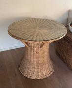 Vintage rieten tafel net glazen blad, Huis en Inrichting, Ophalen, Zo goed als nieuw