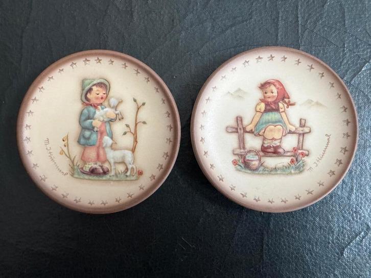 HUMMEL Bordjes (1990 - 1991) naar Marie Innocentia Hummel, Antiek en Kunst, Antiek | Keramiek en Aardewerk, Ophalen of Verzenden