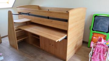 hoogslaper met bureau  beschikbaar voor biedingen