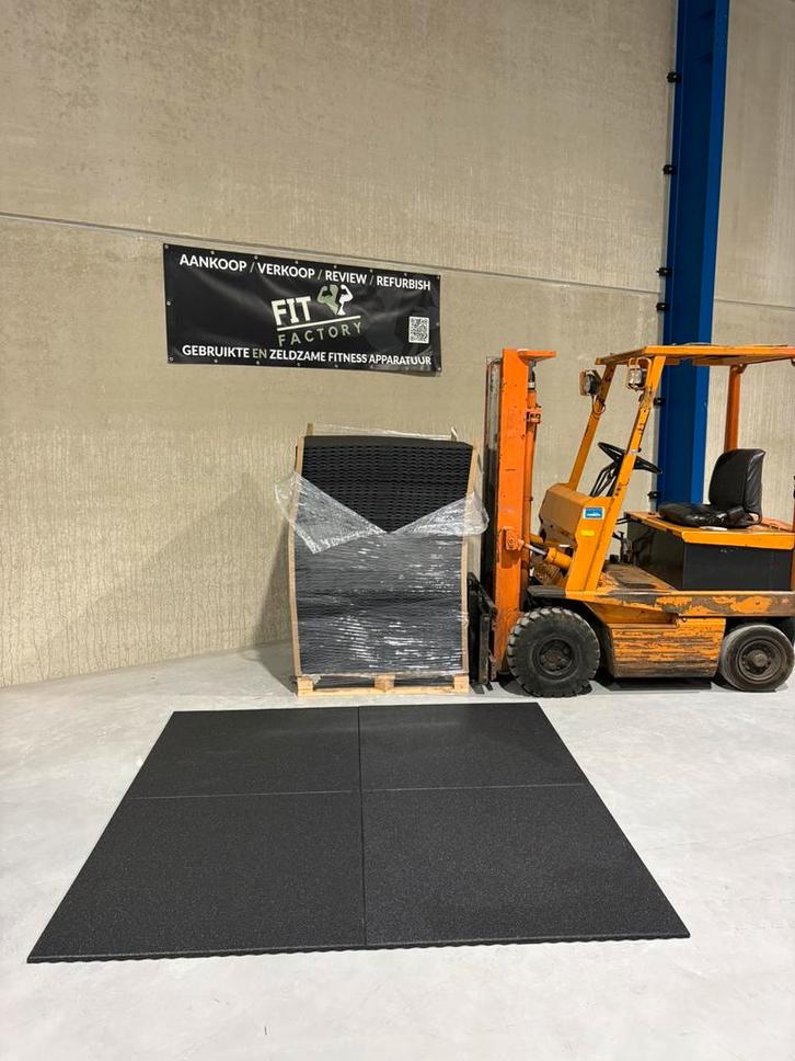 Splinternieuwe rubber tegels 100x100x2, Sport en Fitness, Fitnessmaterialen, Zo goed als nieuw, Ophalen