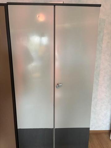 IJZEREN KAST MET LEGGERS beschikbaar voor biedingen