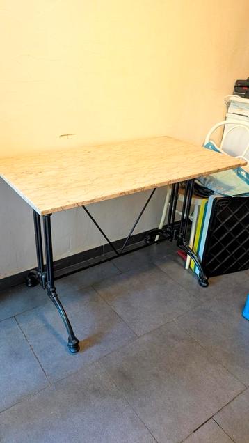 Marmeren tafel groot beschikbaar voor biedingen