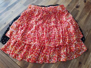Set van 2 plooirokjes zwart en rood met geel. Maat 164/ S  beschikbaar voor biedingen