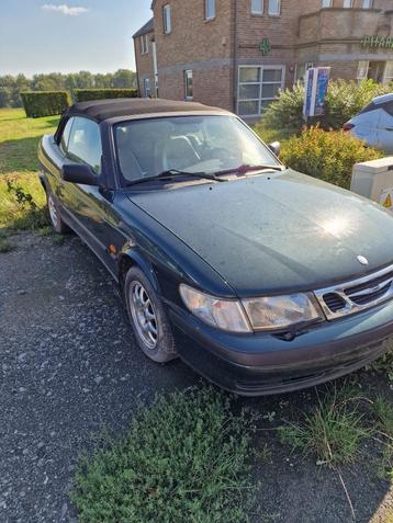 Voiture Saab décapotable vert foncé 1999 disponible aux enchères