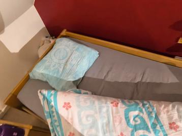Mooi stevig bed met bak onder beschikbaar voor biedingen