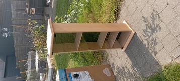 Een vitrine kastje beschikbaar voor biedingen