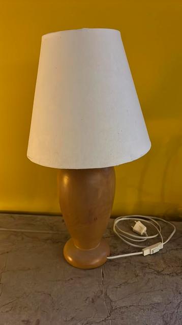 Tafellamp met houten poten in Scandinavische stijl ht 50 cm beschikbaar voor biedingen