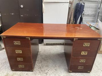 Bureau met laden beschikbaar voor biedingen