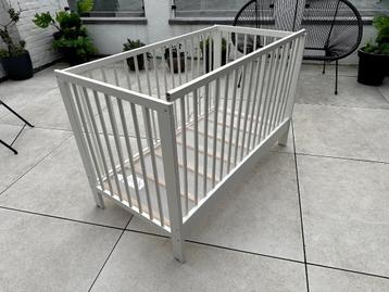 Bed + matras + dekbed + 2 sets kussenslopen beschikbaar voor biedingen