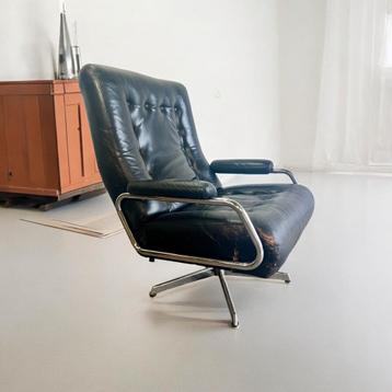 Vintage zwarte lederen fauteuil / clubzetel op stervoet beschikbaar voor biedingen