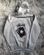 Hoodie Stüssy Rework [NEUF] - Design Iconique - Taille M, Neuf, Gris, Enlèvement ou Envoi, Stüssy