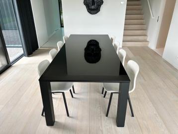8 lederen stoelen beschikbaar voor biedingen