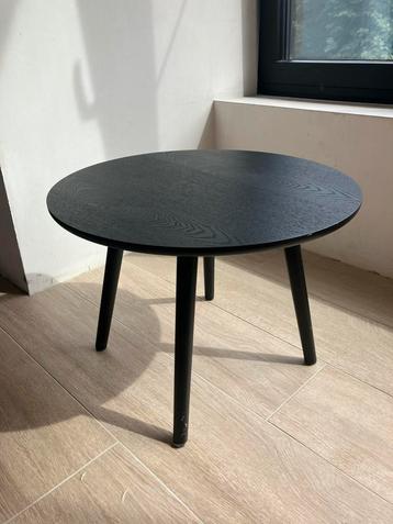 Ronde zwarte bijzettafel beschikbaar voor biedingen