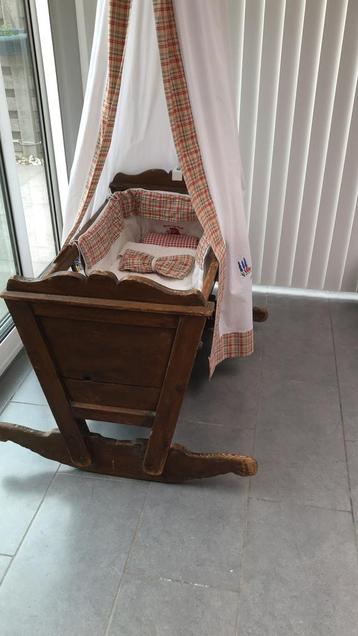Antieke wieg met Winnie the Pooh bekleding beschikbaar voor biedingen