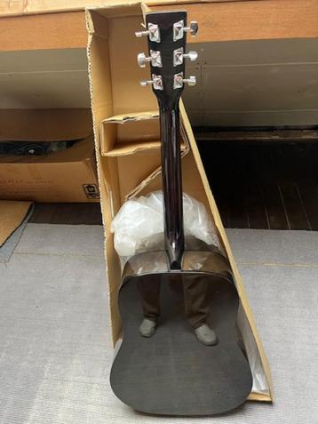 Splinternieuwe gitaar beschikbaar voor biedingen