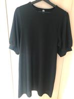 Zwart halflang kleedje met pofmouwtje, maat medium, Enlèvement ou Envoi, Comme neuf, Noir