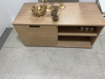 Mooie houten tv-meubel beschikbaar voor biedingen