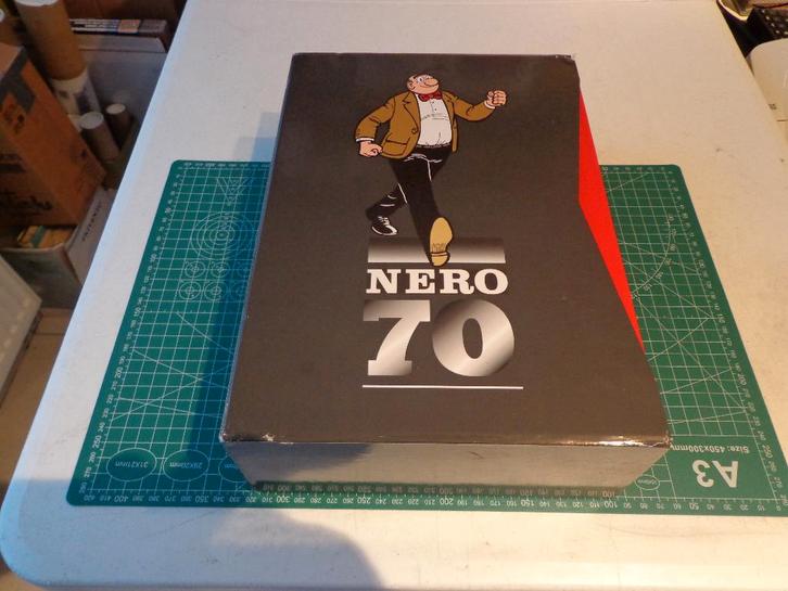 LUXEBOX IS EEN HOMMAGE AAN MARC SLEEN EN 70 JAAR NERO!, Boeken, Stripverhalen, Zo goed als nieuw, Complete serie of reeks, Ophalen of Verzenden