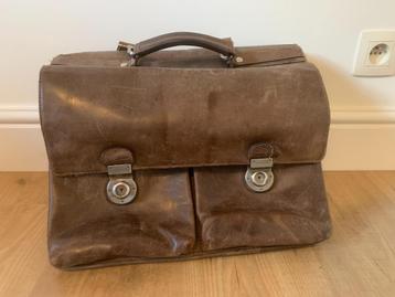 boekentas uit leder beschikbaar voor biedingen