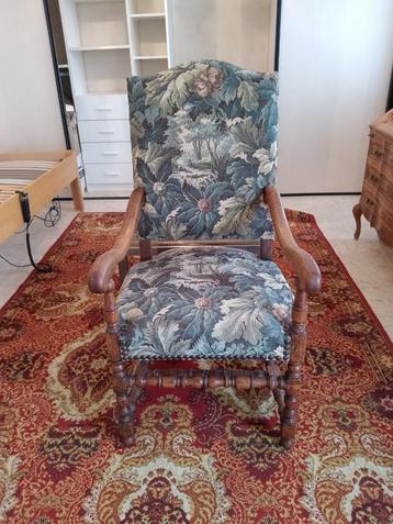 Antieke fauteuil bekleed met massief eikenhout beschikbaar voor biedingen