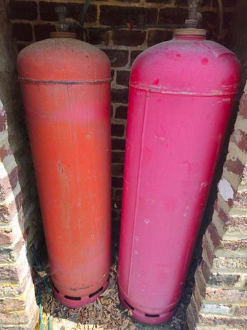 2 Flamagas-flessen (ongeveer 1 m hoog). beschikbaar voor biedingen
