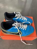 Chaussures de football en salle NIKE bleues, taille 34, Garçon, NIKE, Enlèvement ou Envoi, Comme neuf